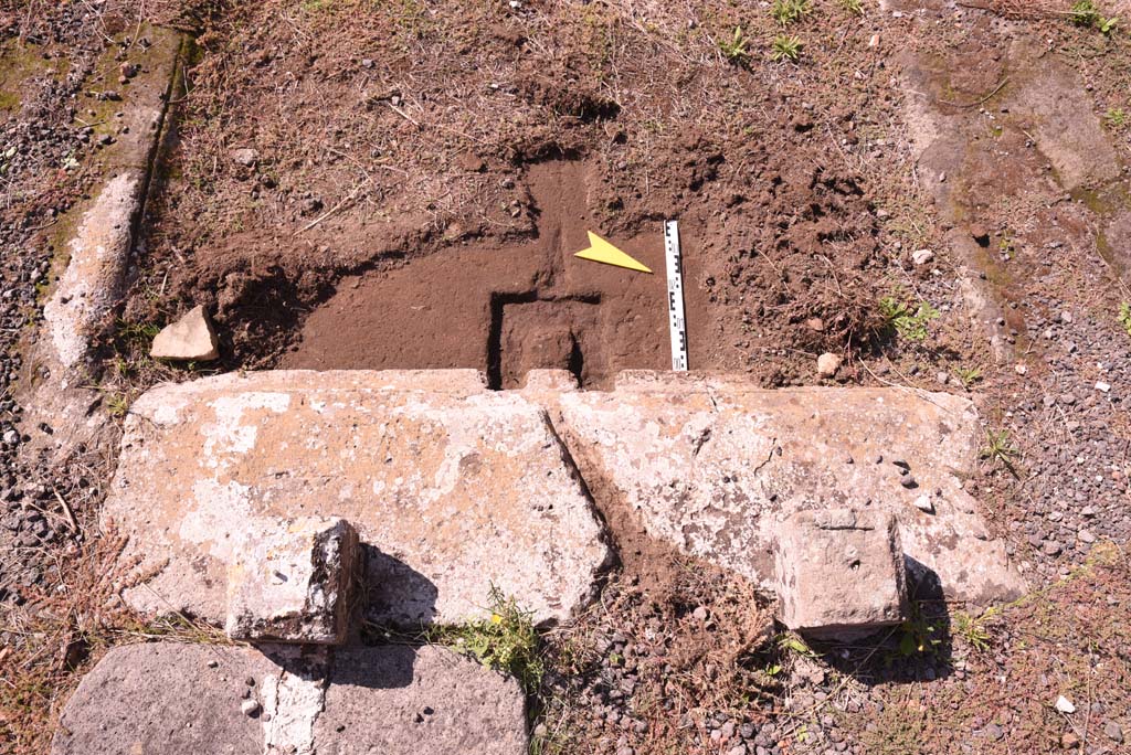 I.4.9 Pompeii. October 2019. Atrium b, looking west from east end of impluvium, with details of remains of table. 
Foto Tobias Busen, ERC Grant 681269 DCOR.
