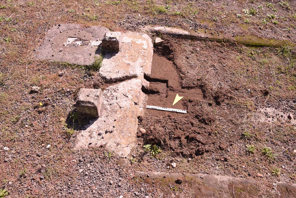 I.4.9 Pompeii. October 2019. Atrium b, looking north from east end of impluvium, with details of remains of table and cistern-mouth. 
Foto Tobias Busen, ERC Grant 681269 DCOR.
