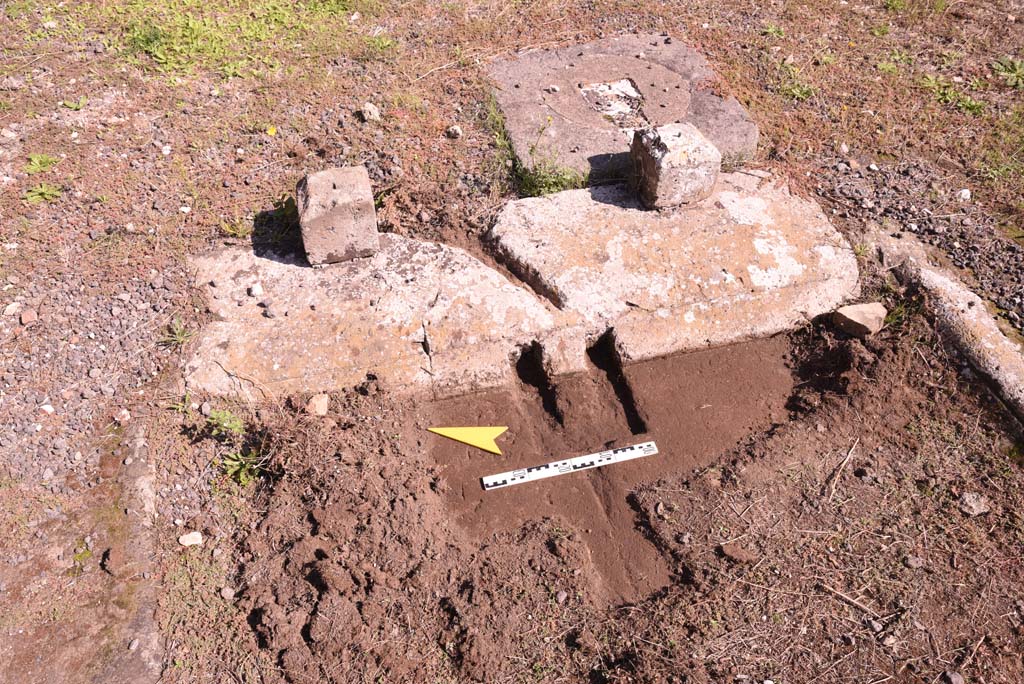 I.4.9 Pompeii. October 2019. Atrium b, looking east at east end of impluvium, with details of remains of table and cistern-mouth.
Foto Tobias Busen, ERC Grant 681269 DCOR.
