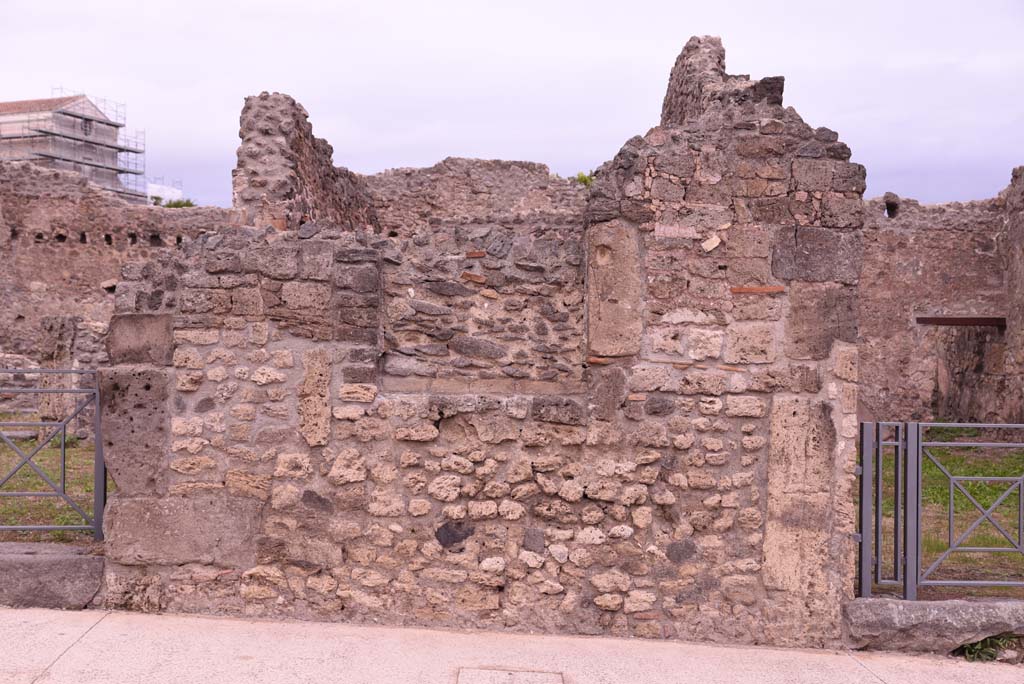 I.4.12, on left, and I.4.11, on right, Pompeii. October 2019. Detail of wall between entrance doorways on east side of Via Stabiana.     
Foto Tobias Busen, ERC Grant 681269 DCOR.
