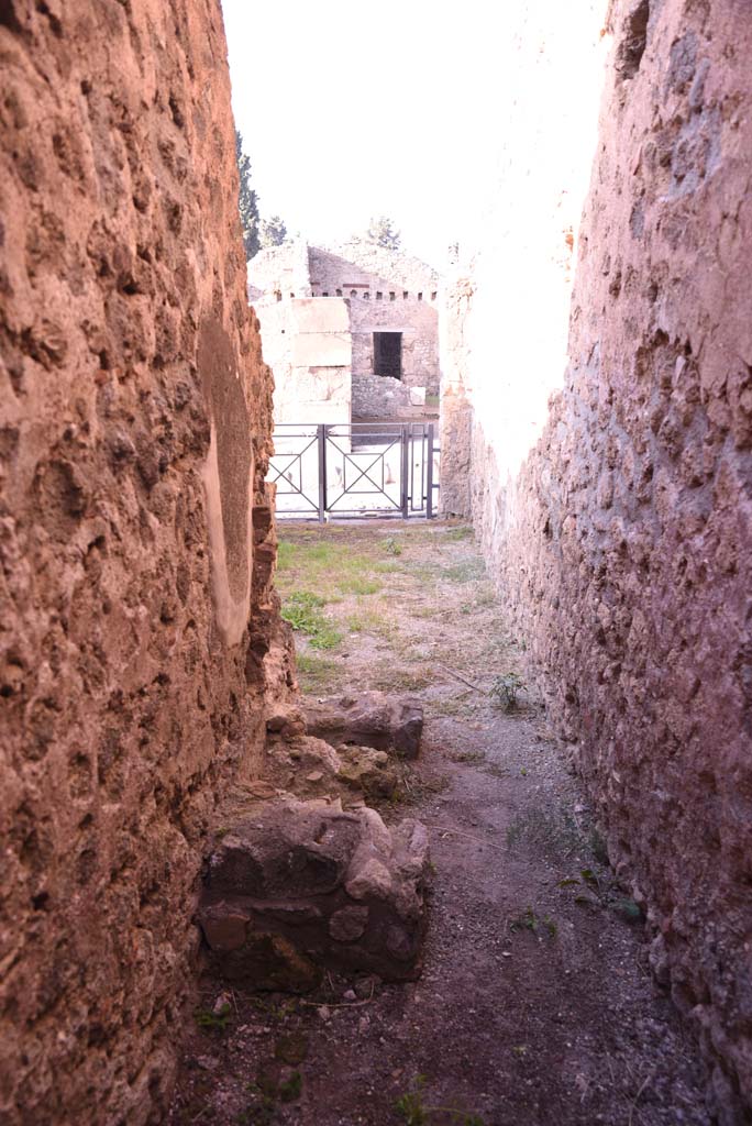 I.4.11 Pompeii. October 2019. Looking west from latrine into bar-room.
Foto Tobias Busen, ERC Grant 681269 DCOR.
