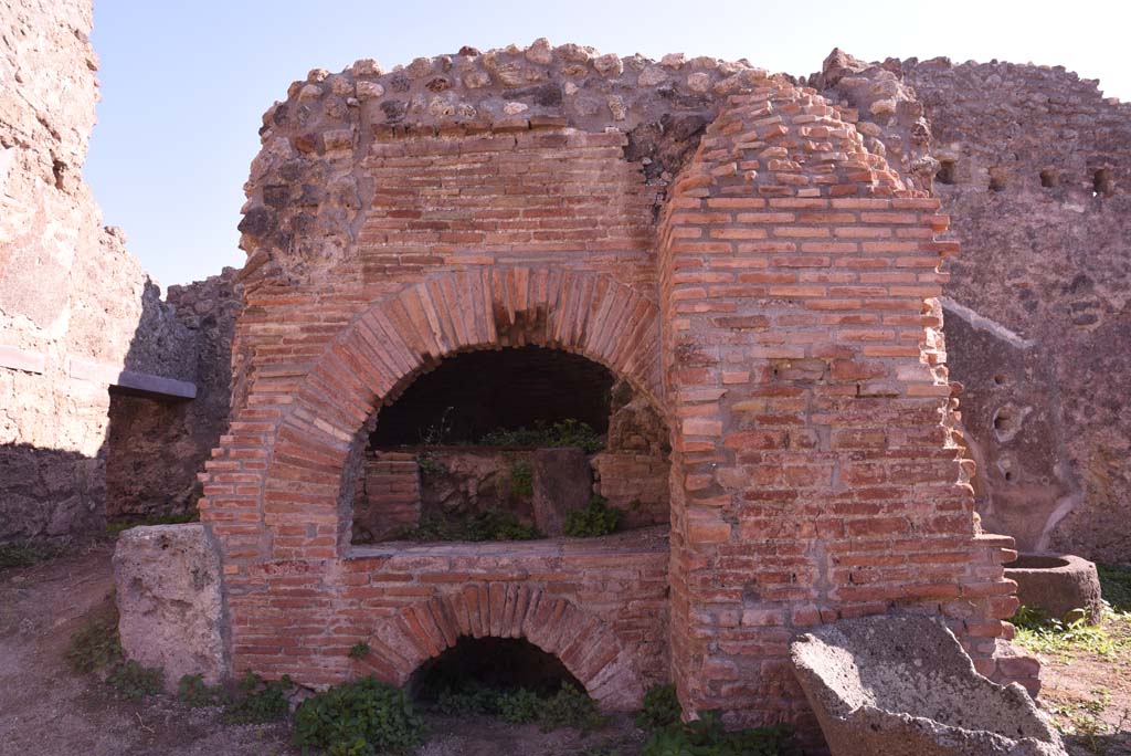 I.4.12 Pompeii. October 2019. Room b, looking south to oven.
Foto Tobias Busen, ERC Grant 681269 DCOR.
