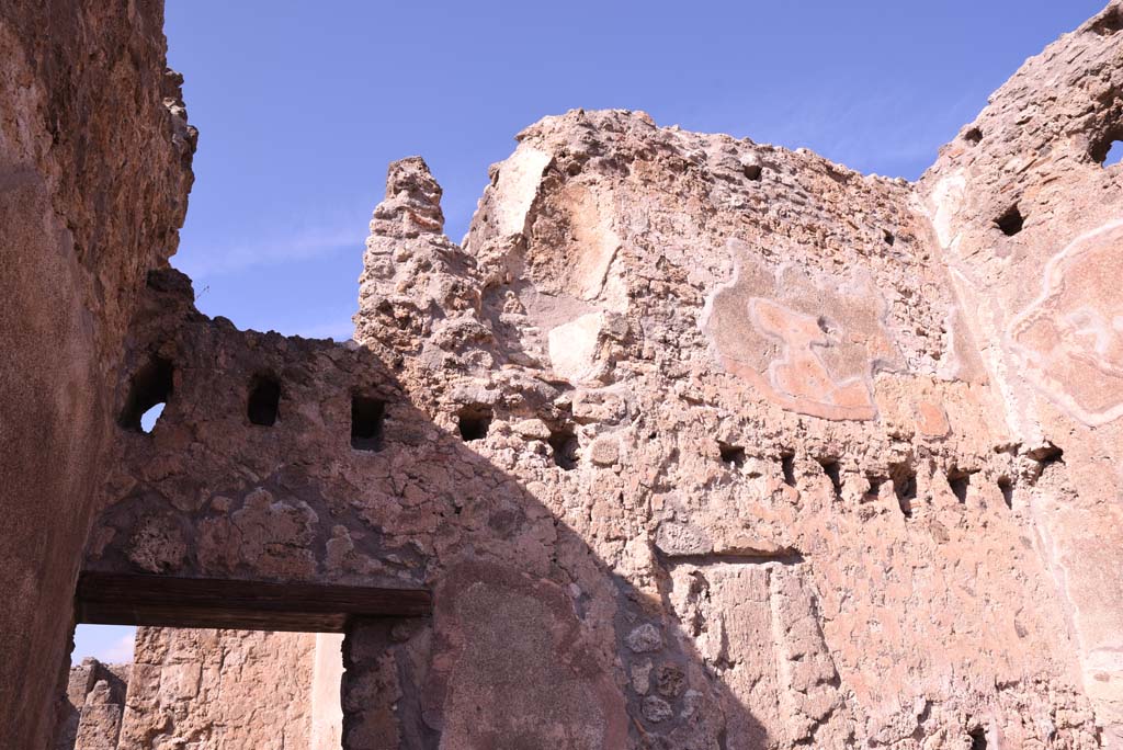 I.4.12 Pompeii. October 2019. Room h, north wall with an upper floor.
Foto Tobias Busen, ERC Grant 681269 DCOR.

