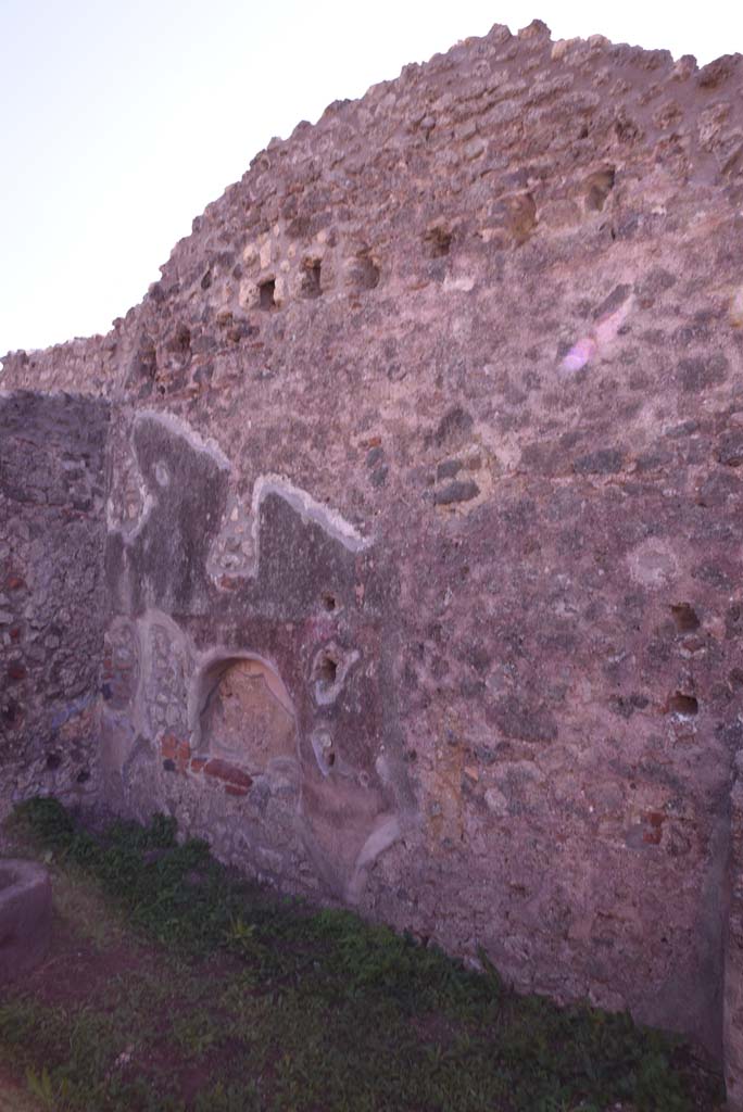 I.4.12 Pompeii. October 2019. Room d, looking east along south wall with arched niche/recess.
Foto Tobias Busen, ERC Grant 681269 DCOR.

