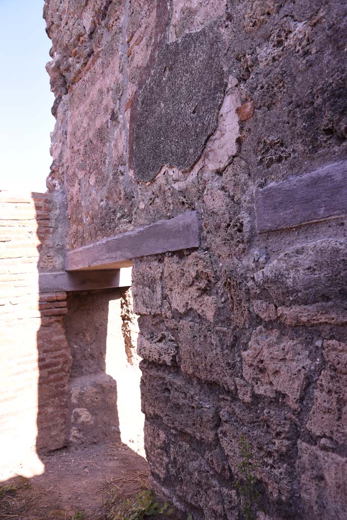 I.4.12 Pompeii. October 2019. Looking east towards door into room e, from east side of oven.
Foto Tobias Busen, ERC Grant 681269 DÉCOR.

