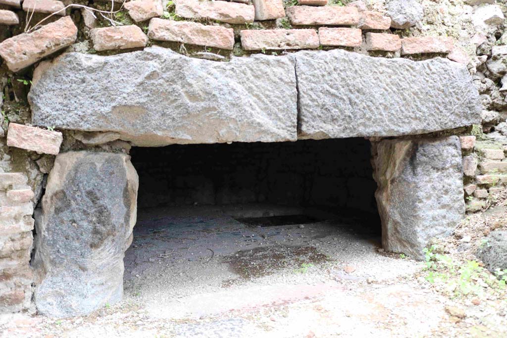 I.4.13 Pompeii. December 2018. Detail of oven. Photo courtesy of Aude Durand.