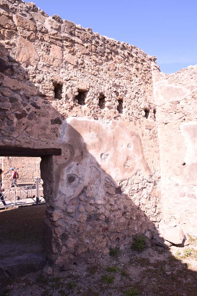 I.4.13 Pompeii. October 2019. Room b, north wall in north-east corner.
Foto Tobias Busen, ERC Grant 681269 DCOR.

