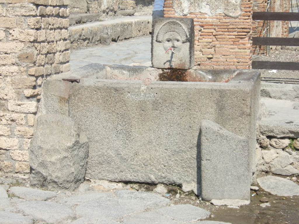 Fountain outside I.4.15 on Via Stabia