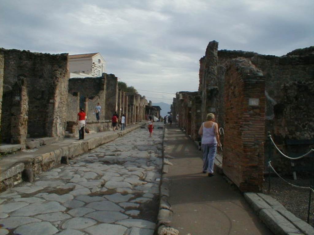 Looking east along Via dellAbbondanza, May 2005. The entrance doorway to I.4.16, a shop, can be seen on the right.  