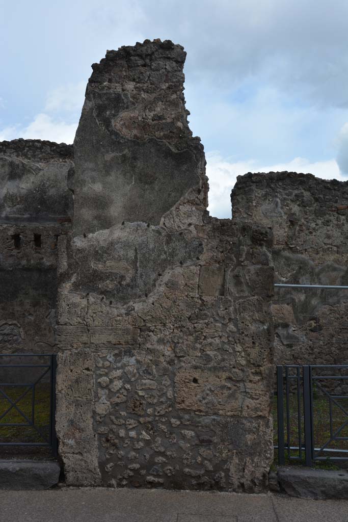 I.4.17 Pompeii. May 2019. 
Looking south to pilaster between I.4.18, on left, and I.4.17, on right.
Foto Tobias Busen, ERC Grant 681269 DCOR.
