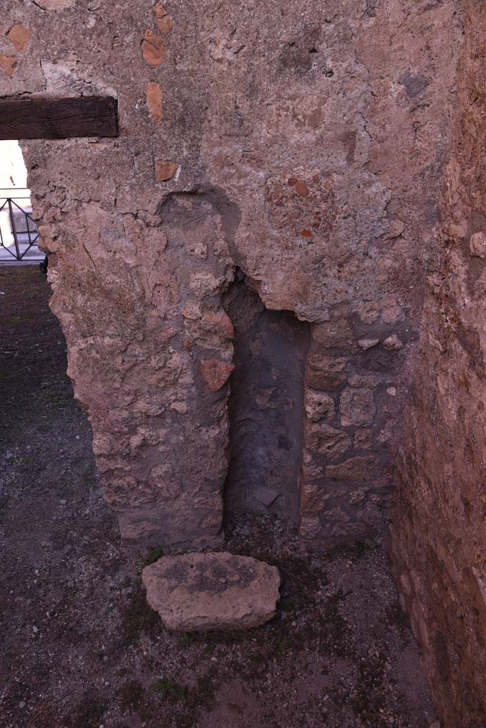 I.4.18 Pompeii. October 2019. North-east corner on east side of doorway into workshop.
Foto Tobias Busen, ERC Grant 681269 DCOR.
