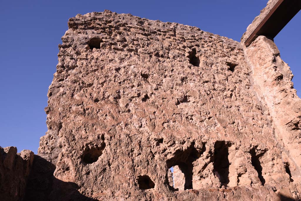 I.4.18 Pompeii. October 2019. Upper west wall, with two rows of holes for support beams for upper floors.
Foto Tobias Busen, ERC Grant 681269 DCOR.
