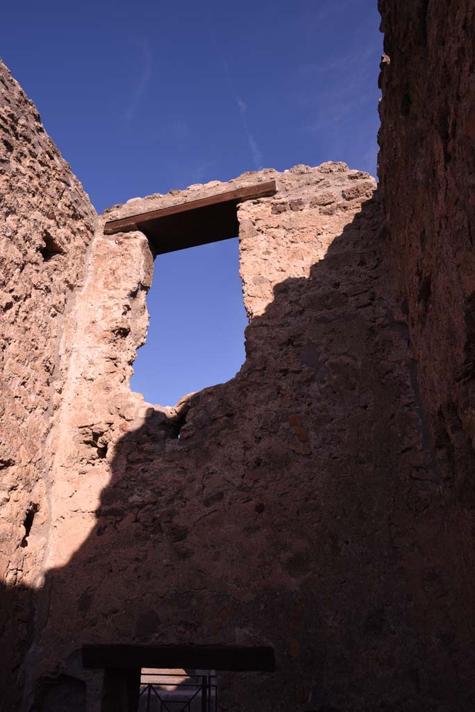 I.4.18 Pompeii. October 2019. Upper north wall with doorway between rooms.
Foto Tobias Busen, ERC Grant 681269 DCOR.
