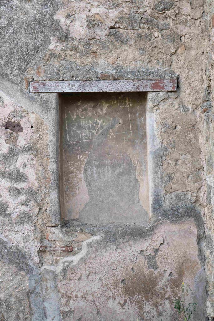 I.4.18 Pompeii. September 2018. Niche in south-west corner of workshop. Photo courtesy of Aude Durand.