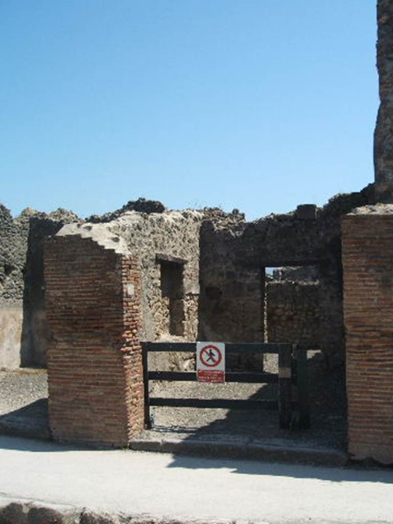 I.4.19 Pompeii. May 2005. Entrance, looking south-east. In March 1858, the following painted graffiti was found on the pilaster between I.4.20 and 19, on the left:

Polybium  d(uumvirum)  i(ure)  d(icundo)  [CIL IV 1934]

Secundum  [CIL IV 1035]

Popidium  L(uci)  f(ilium
M(arcum)  V...ium  v(irum)  b(onum)  o(ro)  v(os)  f(aciatis)  aed(ilem)  d(ignum)  r(ei)  [p](ublicae)  [CIL IV 1036]

See Pagano, M. and Prisciandaro, R., 2006. Studio sulle provenienze degli oggetti rinvenuti negli scavi borbonici del regno di Napoli.  Naples : Nicola Longobardi. (p.174)
