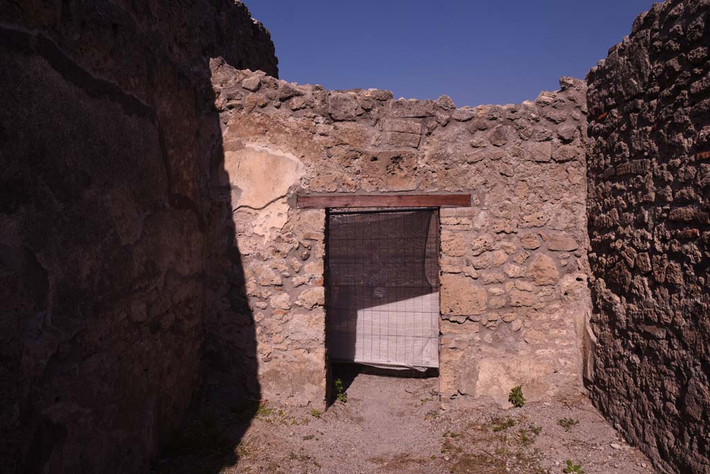 I.4.19 Pompeii. October 2019. North wall of rear room, with doorway into shop-room.
Foto Tobias Busen, ERC Grant 681269 DCOR.
