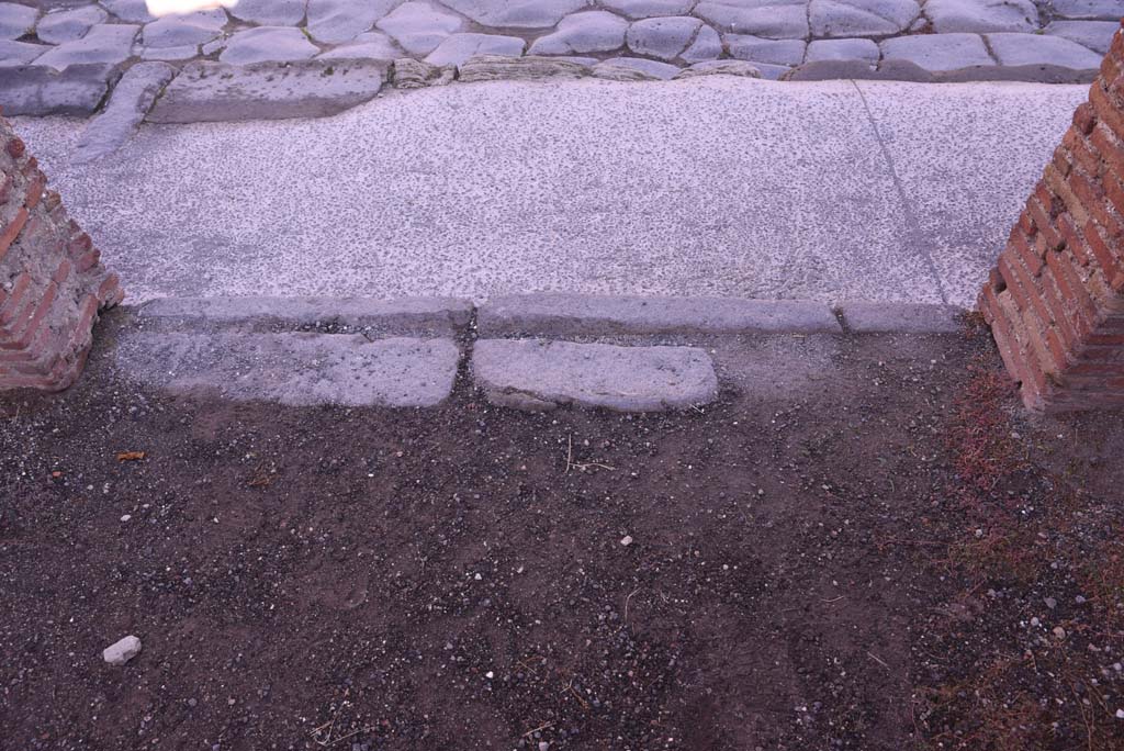 I.4.19 Pompeii. October 2019. Threshold from shop-room onto Via dellAbbondanza.
Foto Tobias Busen, ERC Grant 681269 DCOR.

