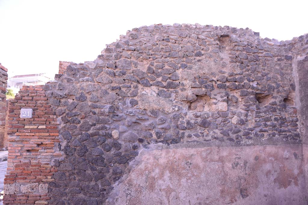 I.4.21 Pompeii. October 2019. Looking towards upper east wall of I.4.21, steps to upper floor, with holes for support beams of upper floor.
Foto Tobias Busen, ERC Grant 681269 DCOR.
