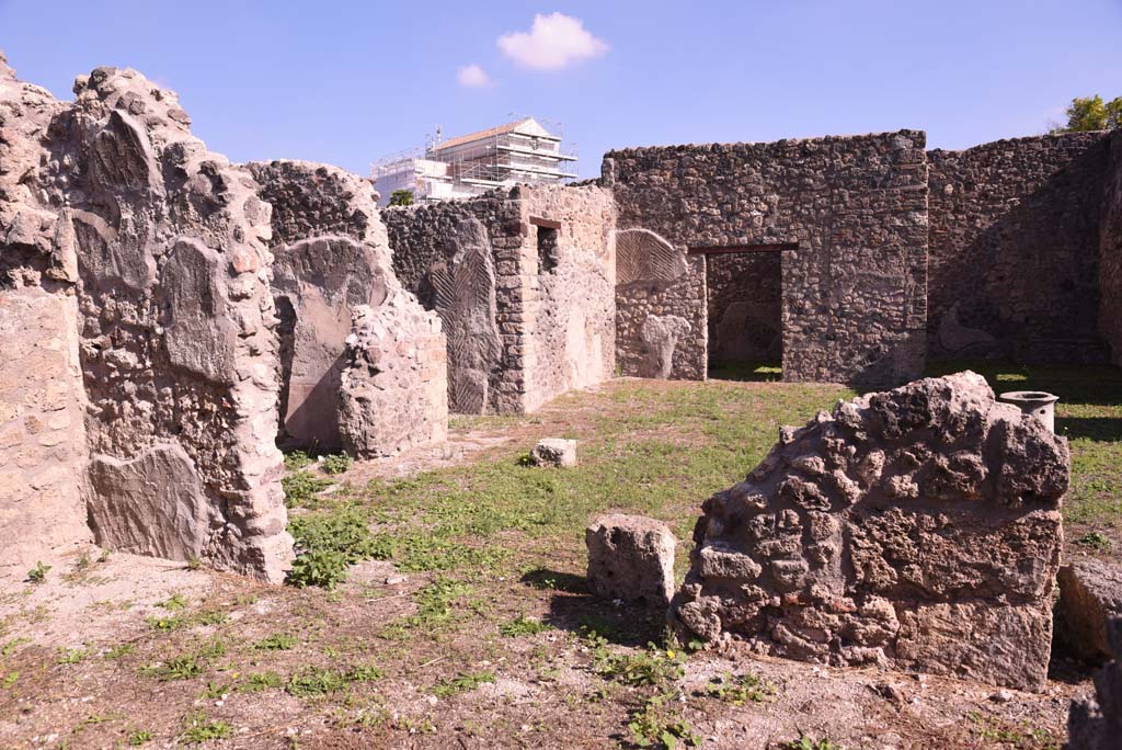 I.4.22 Pompeii. October 2019. Looking east across atrium from room d.
Foto Tobias Busen, ERC Grant 681269 DCOR.
