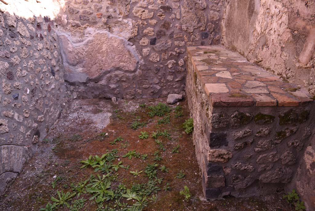 I.4.22 Pompeii. October 2019. Room h, detail of bench/hearth.
Foto Tobias Busen, ERC Grant 681269 DCOR.
