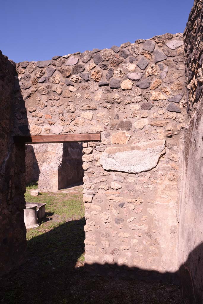 I.4.22 Pompeii. October 2019. North-east corner of room i, with doorway to atrium.
Foto Tobias Busen, ERC Grant 681269 DCOR.
