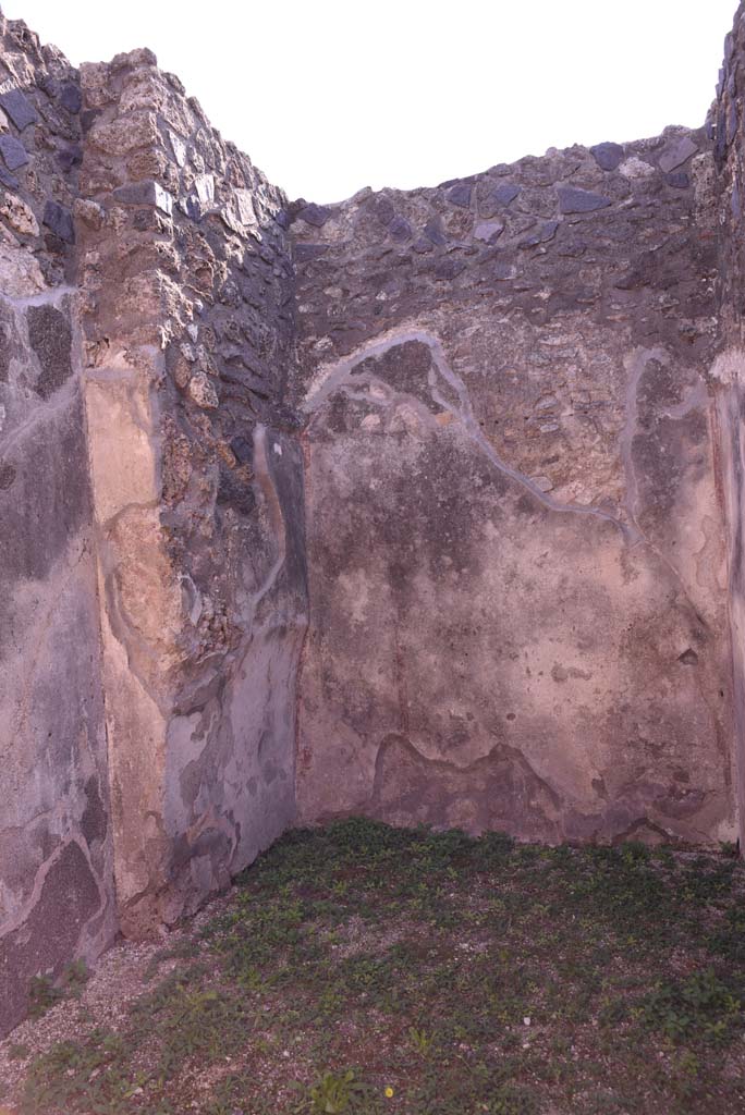 I.4.22 Pompeii. October 2019. Room i, east wall on left, and south wall, on right.
According to PPM 
The south wall included the bezel of the fictitious vault, which extended above the wall of the alcove: the wall decoration with a white background had simple red squares, and a medallion with bust in the two side panels.
The recess in the east wall allowed for the placement of the bed in the alcove.
See Carratelli, G. P., 1990-2003. Pompei: Pitture e Mosaici. Roma: Istituto della enciclopedia italiana, (p.184). 
Foto Tobias Busen, ERC Grant 681269 DCOR.
