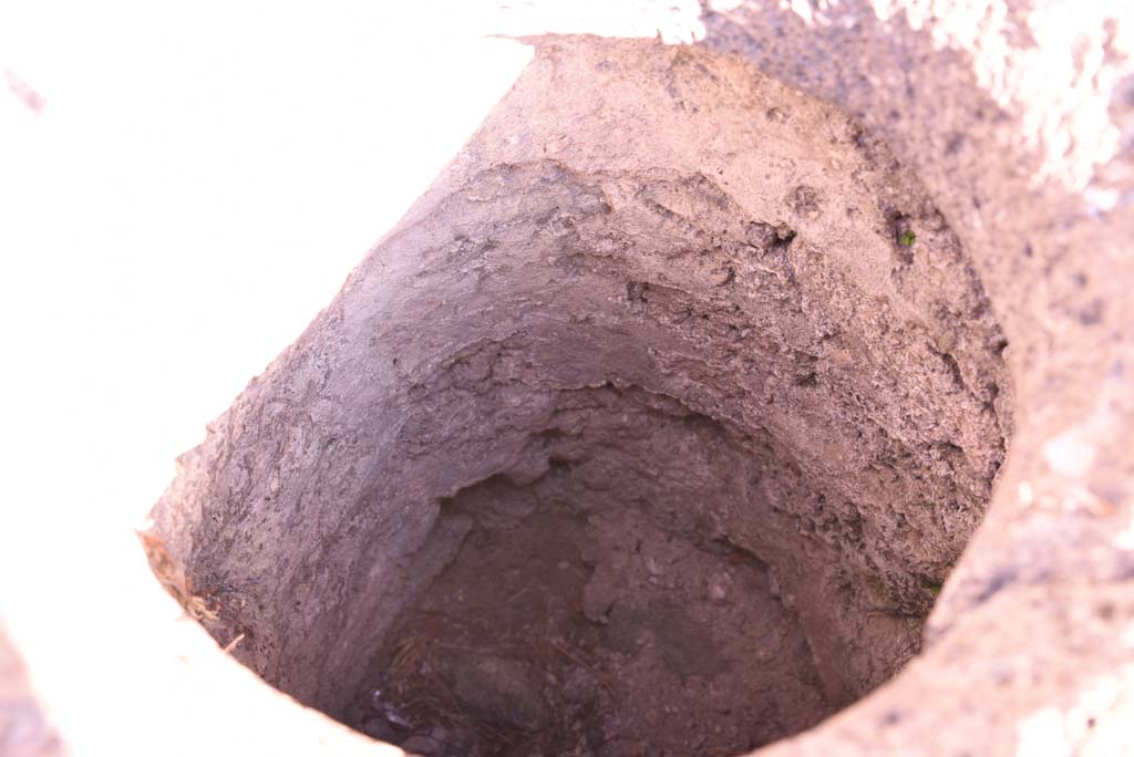 I.4.22 Pompeii. October 2019. Room k/l, detail into cistern-mouth.
Foto Tobias Busen, ERC Grant 681269 DCOR
