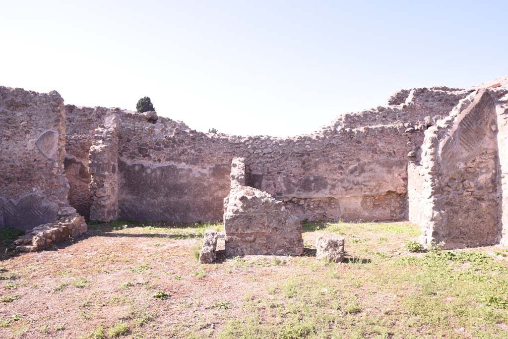 I.4.22 Pompeii. October 2019. Looking west across atrium, with rooms “m” and “n”, on left, and room “e”, with room “d”, on right.
Foto Tobias Busen, ERC Grant 681269 DÉCOR.
