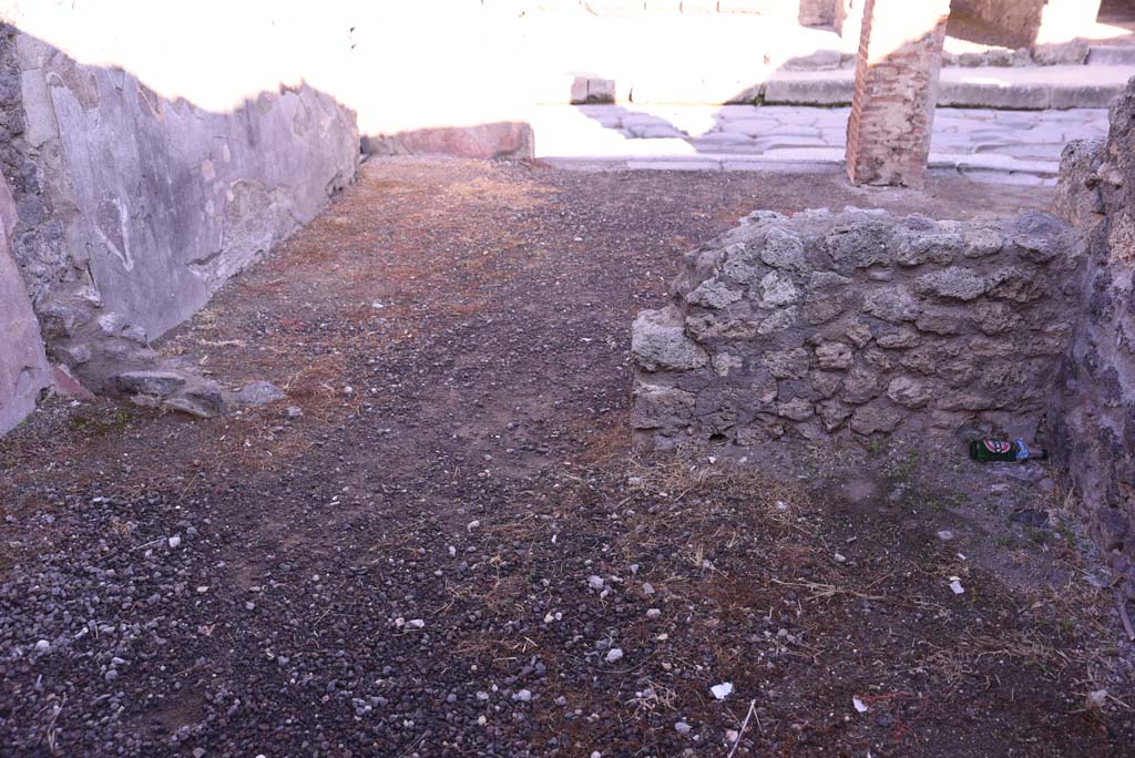 I.4.23 Pompeii. October 2019. Looking  north across rear room towards shop-room and doorway onto Via dellAbbondanza.
Foto Tobias Busen, ERC Grant 681269 DCOR.
