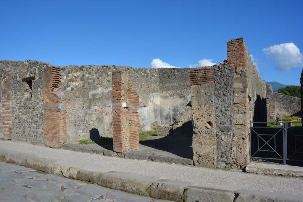 I.4.24, on left, and I.4.23, in centre. May 2019. Looking south-east to entrance doorways.
Foto Tobias Busen, ERC Grant 681269 DCOR.
