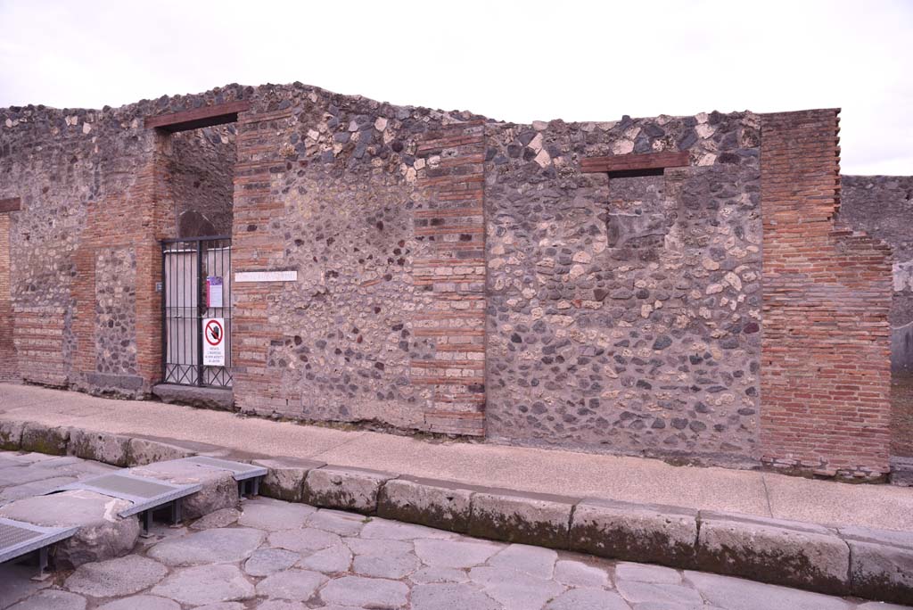 I.4.25 Pompeii. October 2019. Looking towards front façade on west side of entrance doorway.
Foto Tobias Busen, ERC Grant 681269 DÉCOR.
