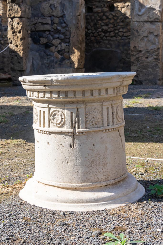I.4.25 Pompeii. October 2023. 
Room 47, detail of puteal in atrium. Photo courtesy of Johannes Eber.
