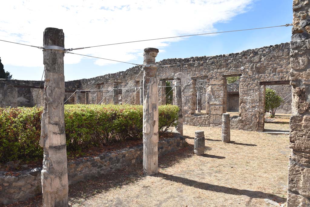 I.4.25 Pompeii. September 2020. Lower Peristyle 32, looking north-west from east portico towards north portico, from outside room 35.
Foto Tobias Busen, ERC Grant 681269 DÉCOR.
