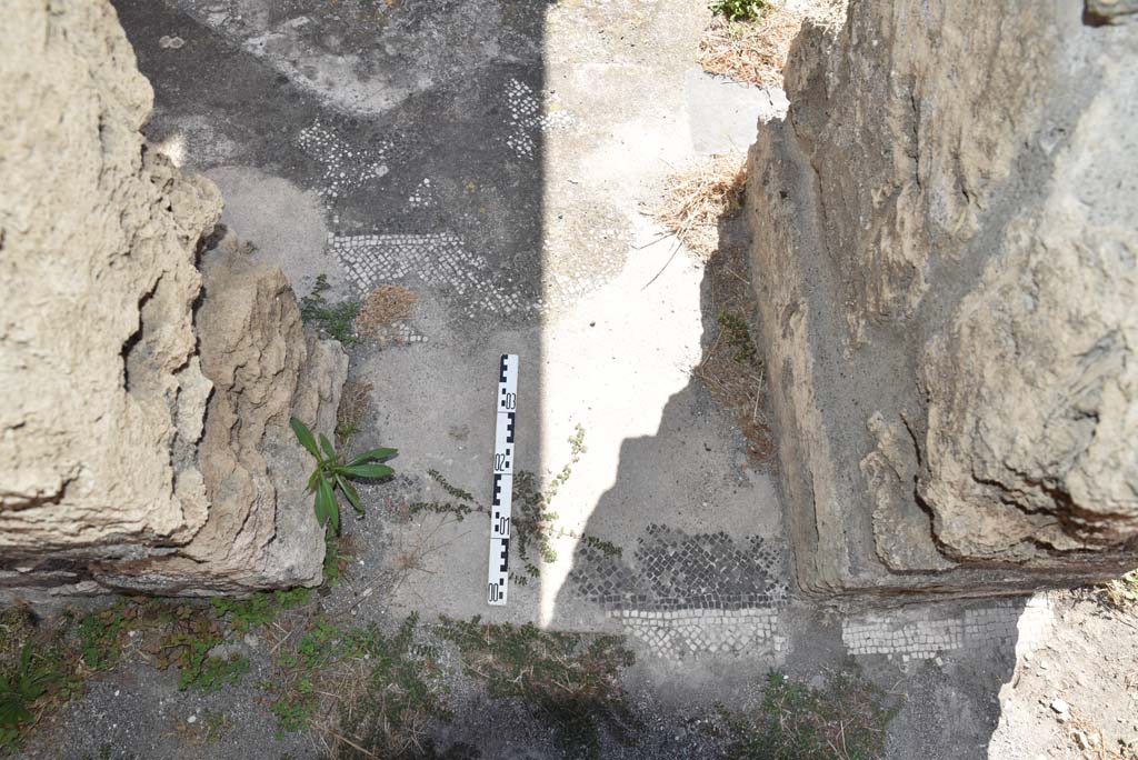 I.4.25 Pompeii. September 2020. Room 33, detail of flooring, with room 34 above. 
Foto Tobias Busen, ERC Grant 681269 DÉCOR.
