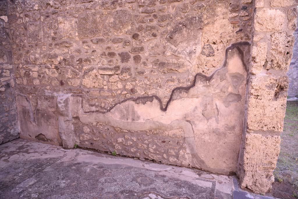 I.4.25 Pompeii. October 2019. Room 34, looking towards south wall, with alcove for bed at east end, on left.
Foto Tobias Busen, ERC Grant 681269 DÉCOR.
