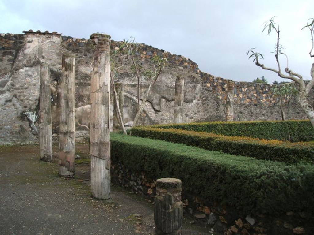 I.4.25 Pompeii. December 2004. Lower peristyle 32, looking towards south wall, from east portico.    

