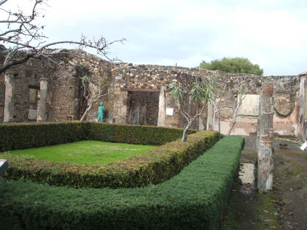 I.4.25 Pompeii. December 2004. Lower peristyle 32, looking east along south side towards room 35, on right.