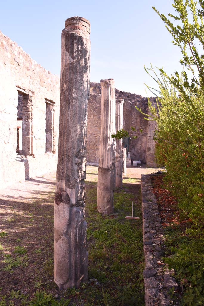 I.4.25 Pompeii. October 2019. Lower Peristyle 32, looking east along north portico.
Foto Tobias Busen, ERC Grant 681269 DCOR.
