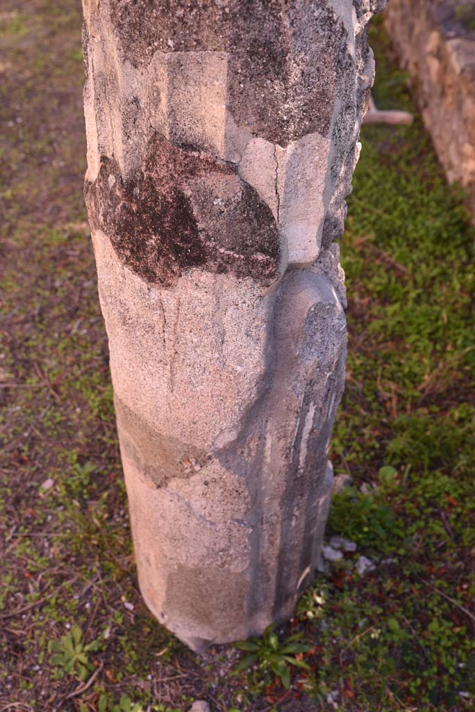 I.4.25 Pompeii. October 2019. Lower Peristyle 32, detail of column.
Foto Tobias Busen, ERC Grant 681269 DCOR.
