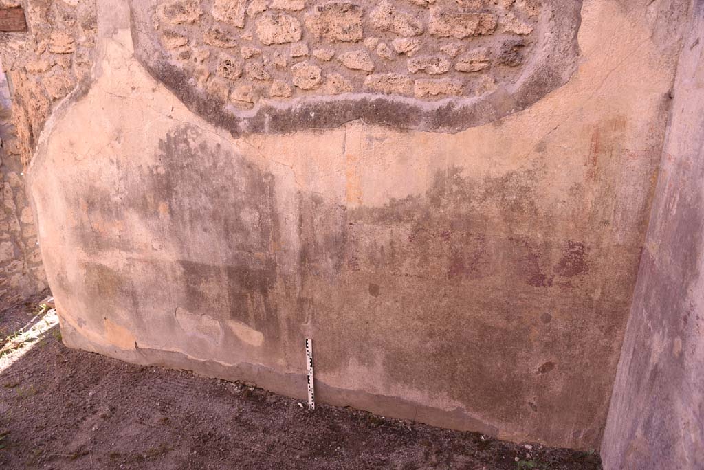 I.4.25 Pompeii. October 2019. Room 36, looking towards south wall in cubiculum, with doorway through to room 37, on left.
Foto Tobias Busen, ERC Grant 681269 DCOR.


