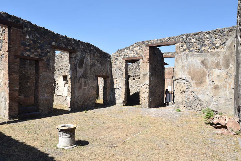 I.4.25 Pompeii. September 2020. Room 47, looking towards north-west corner of atrium. 
A puteal with a decorated upper rim stands at one end of the impluvium.
Foto Tobias Busen, ERC Grant 681269 DÉCOR

