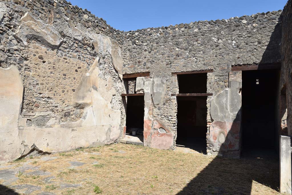 I.4.25 Pompeii. September 2020. Room 21, looking towards north-east corner and east wall.
In the left wall was found a painting of the Judgement of Paris. 
Foto Tobias Busen, ERC Grant 681269 DÉCOR.

