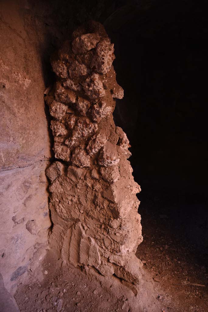 I.4.25/I.4.5 Pompeii. October 2019. 
Unnumbered corridor/room, looking south to detail of separating wall between areas. 
Foto Tobias Busen, ERC Grant 681269 DCOR.
