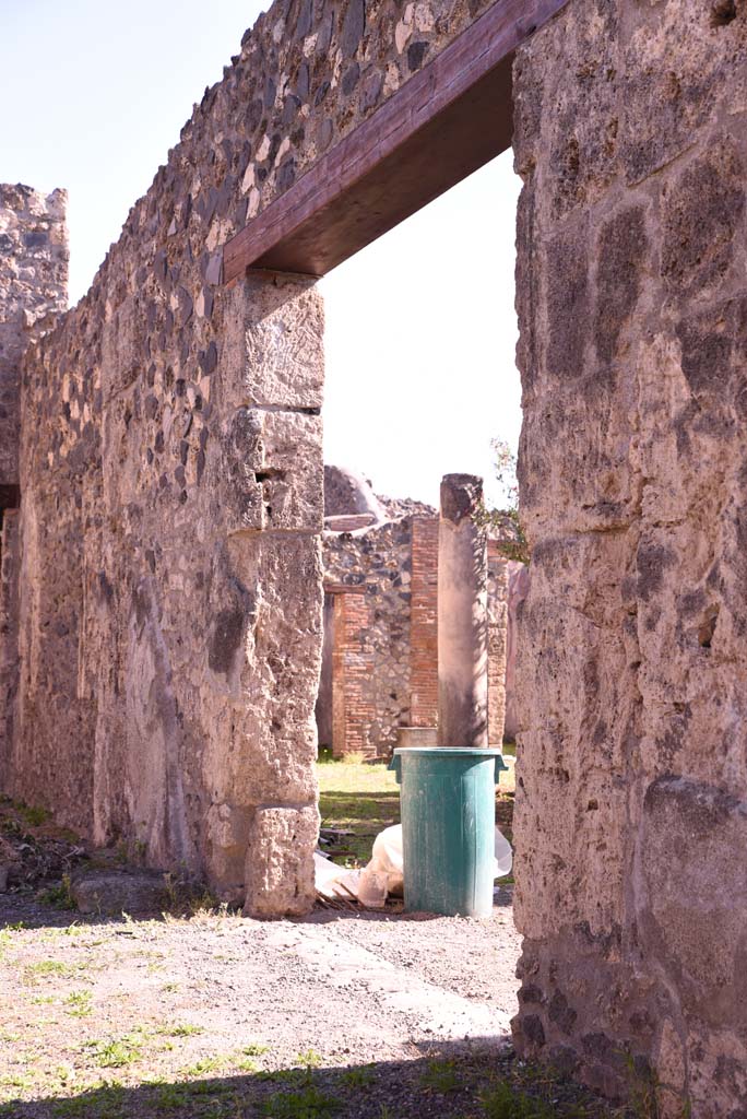 I.4.25 Pompeii. October 2019. 
Atrium 47, entry through south wall into north portico of peristyle 56, looking east.
Foto Tobias Busen, ERC Grant 681269 DÉCOR
