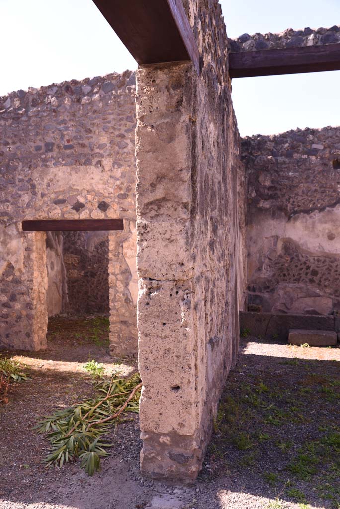 I.4.25 Pompeii. October 2019. 
Looking west towards side of doorway to peristyle 56, from atrium 47.
Foto Tobias Busen, ERC Grant 681269 DÉCOR

