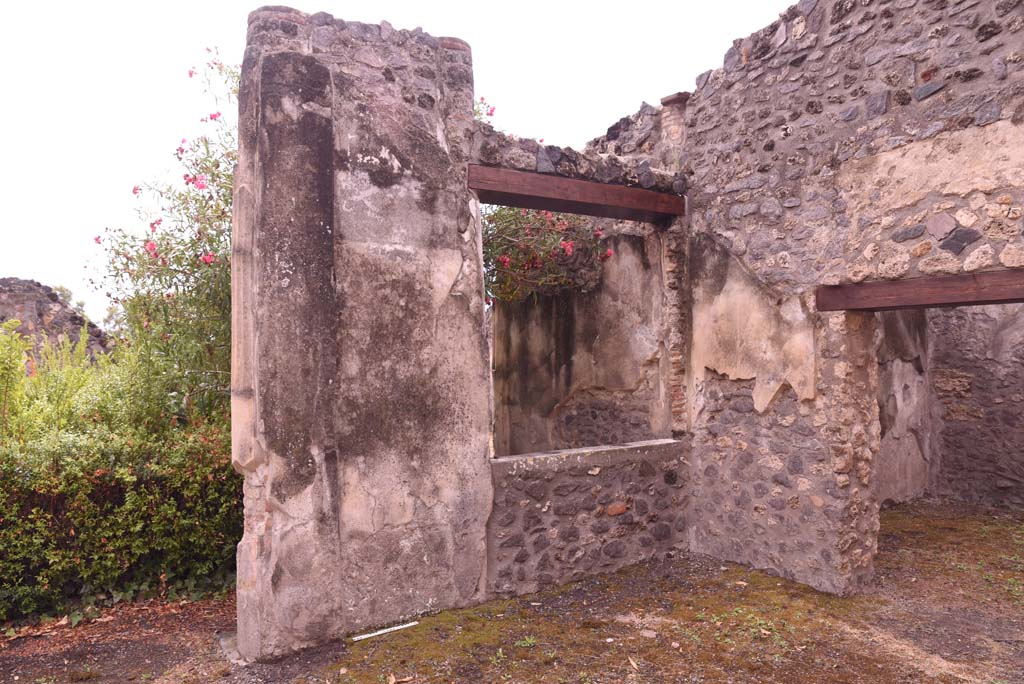 I.4.25 Pompeii. September 2019. Upper Peristyle 56, south-wall of area of north portico, with doorway to room 52, on right.
Foto Tobias Busen, ERC Grant 681269 DÉCOR
