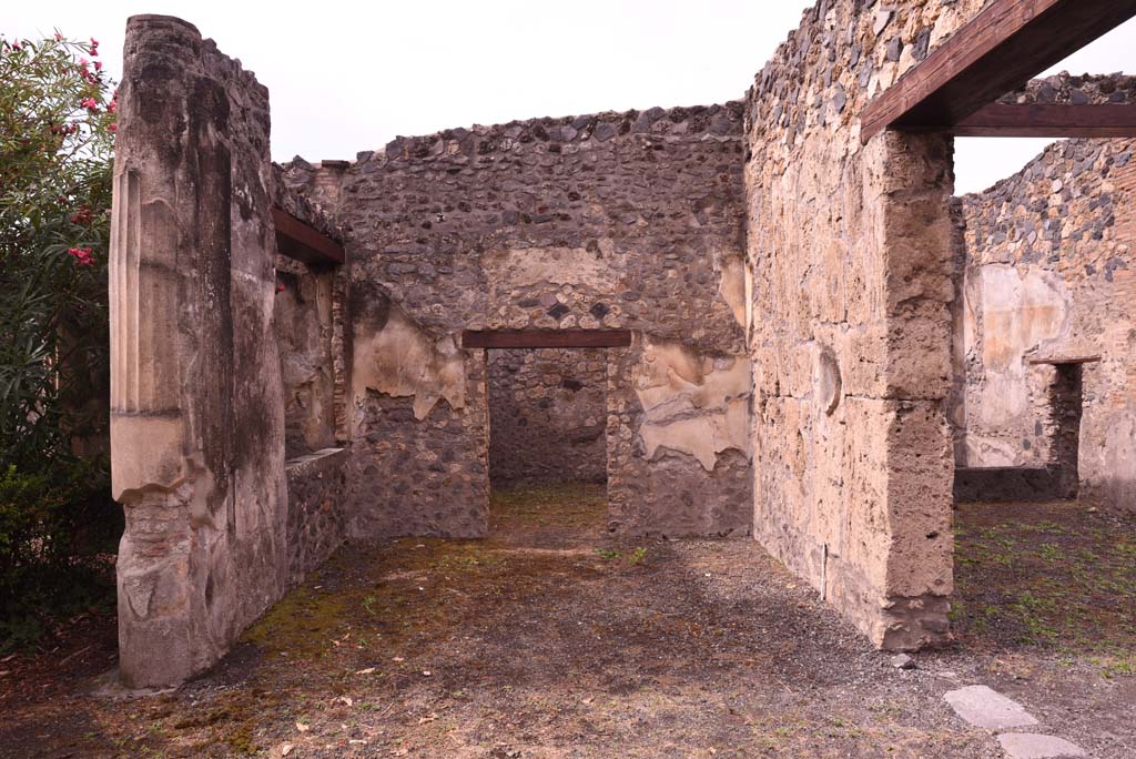 I.4.25 Pompeii. September 2019. 
Looking west in area of north portico, with doorway to room 52 in west wall, and open doorway to atrium 47, on right.
Foto Tobias Busen, ERC Grant 681269 DÉCOR
