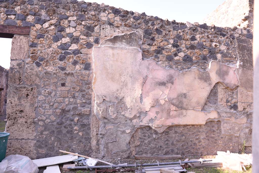 I.4.25 Pompeii. October 2019. North wall of north portico of upper peristyle 56, detail of remaining plaster.
Foto Tobias Busen, ERC Grant 681269 DÉCOR
