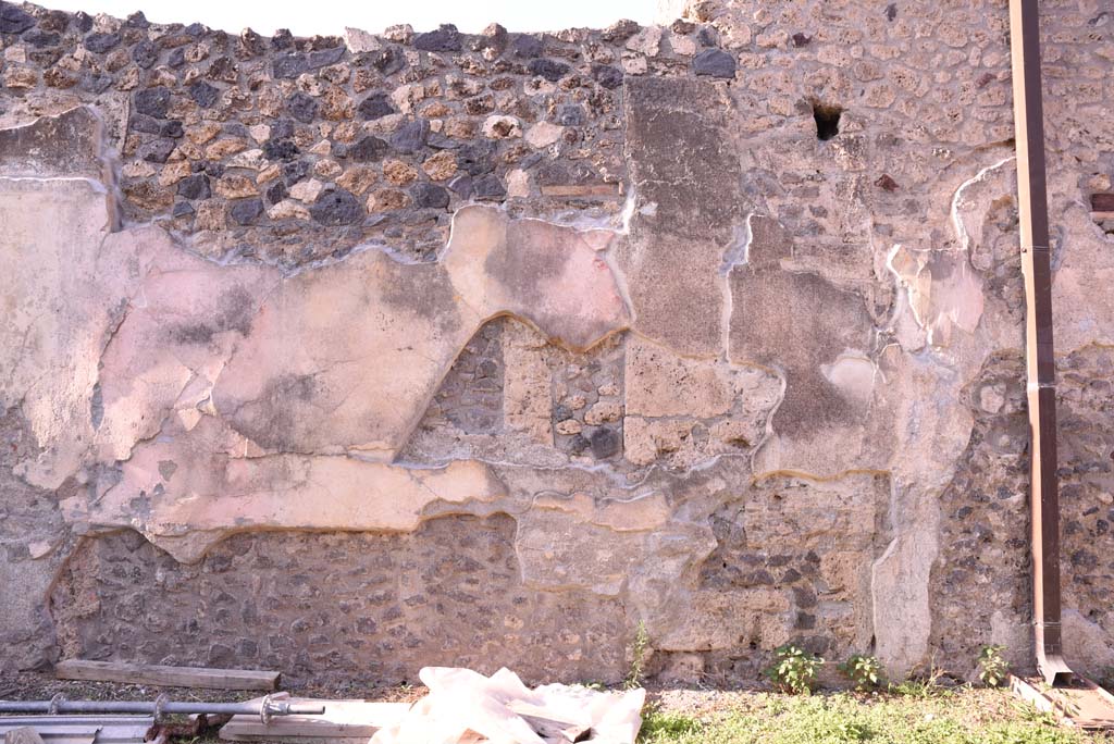 I.4.25 Pompeii. October 2019. Detail of remaining plaster from north wall of north portico of upper peristyle 56. 
Foto Tobias Busen, ERC Grant 681269 DÉCOR
