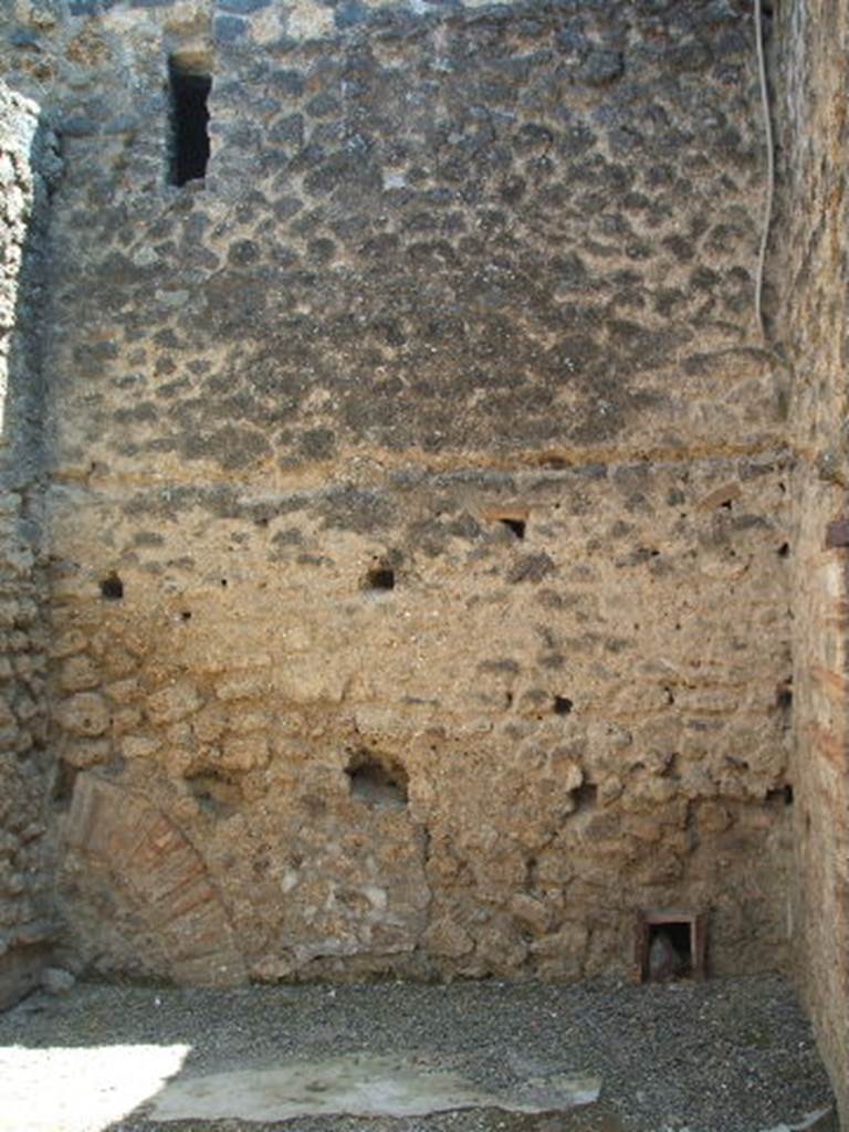 I.4.26 Pompeii. May 2005. South wall of large drying room.